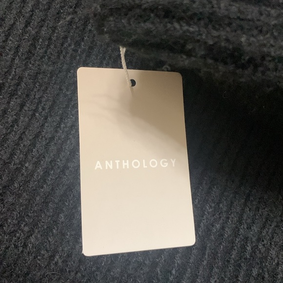 PRICE DROP JUST IN TIME FOR WINTER Beautiful tunic sweater with faux fur cuffs - Picture 6 of 8